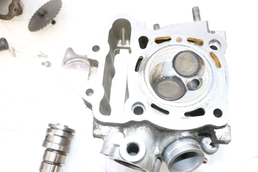 photo de CYLINDER HEAD PEUGEOT SATELIS COMPRESSOR K15 125 (2006 - 2009) - Distinctive features