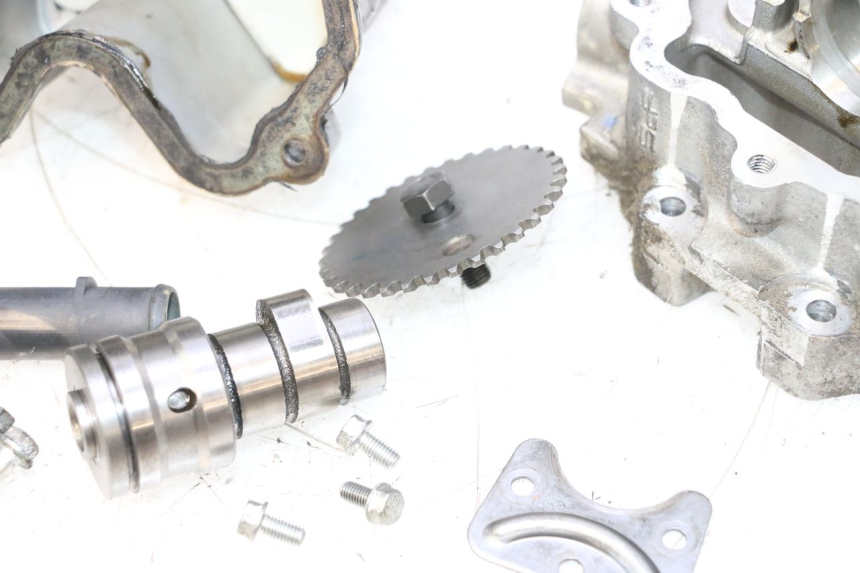 photo de CYLINDER HEAD PEUGEOT SATELIS COMPRESSOR K15 125 (2006 - 2009) - Alternative perspective