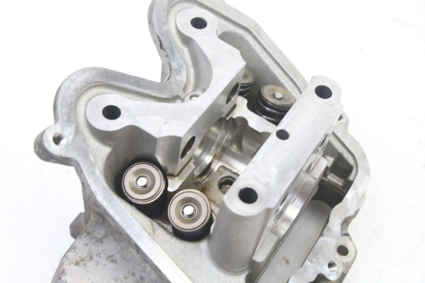 photo de CYLINDER HEAD PEUGEOT SATELIS 125 (2013 - 2018) - Alternative perspective