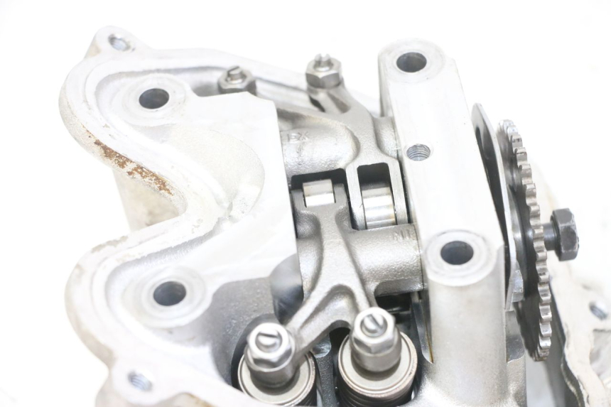 photo de CYLINDER HEAD PEUGEOT SATELIS 125 (2013 - 2018) - Detailed visual inspection