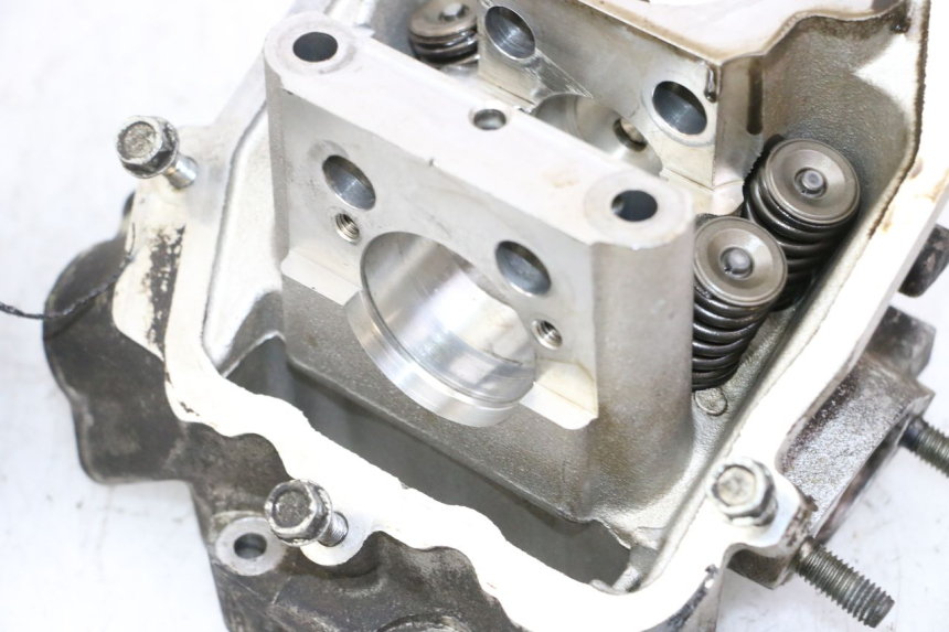 photo de CYLINDER HEAD PEUGEOT SATELIS 125 (2013 - 2018) - Surface and material condition