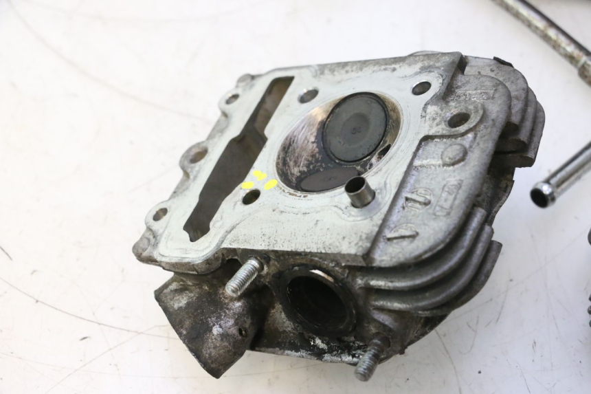 photo de CYLINDER HEAD HONDA SCV LEAD 100 (2003 - 2007) - Alternative angle