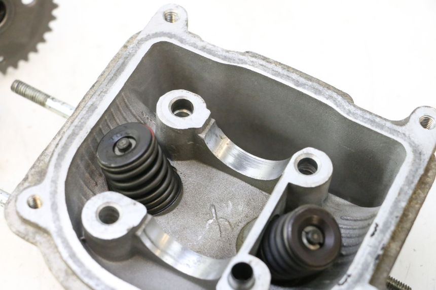photo de CYLINDER HEAD PEUGEOT V-CLIC VCLIC 50 (2007 - 2013) - High-resolution close-up