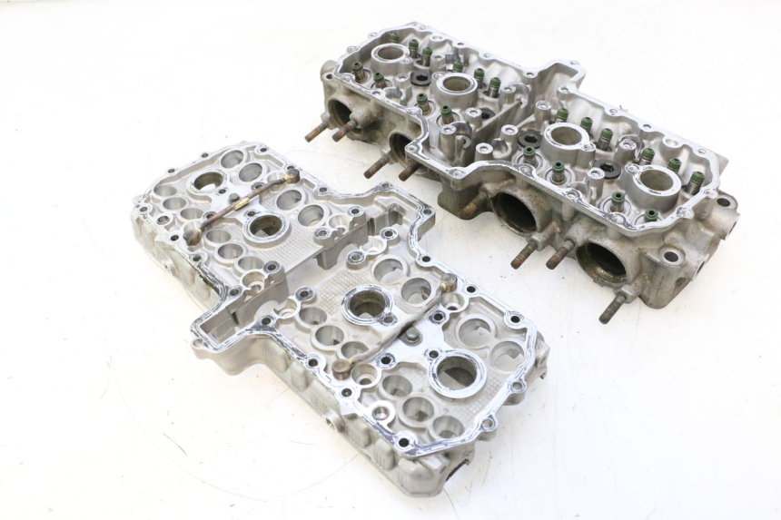 photo de CYLINDER HEAD YAMAHA YZF R GENESIS 750 (1993 - 1998) - High-resolution close-up
