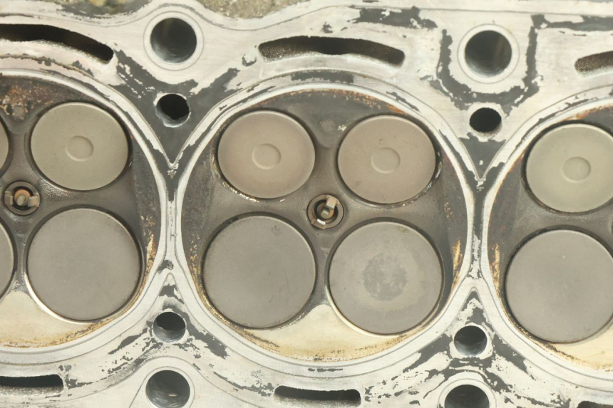 photo de CYLINDER HEAD YAMAHA YZF R6 600 (2008 - 2009) - Fixing points details