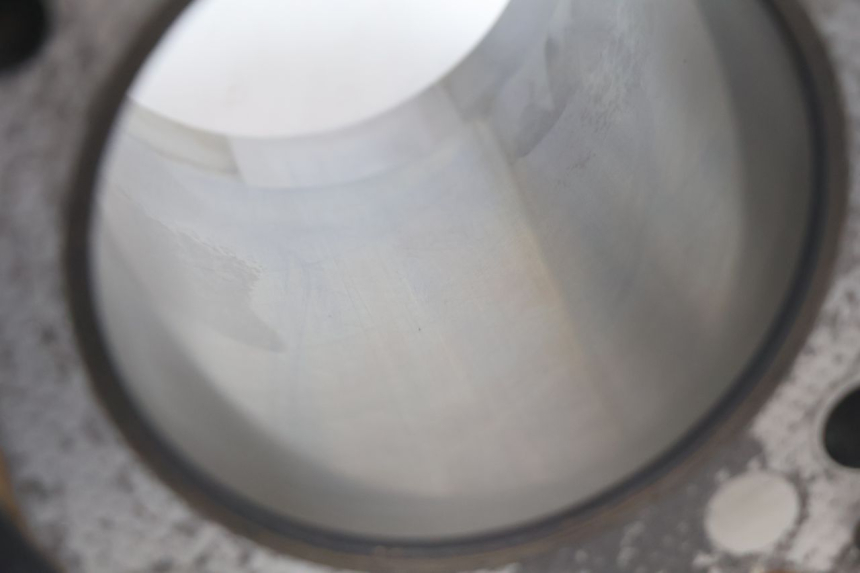 photo de REAR CYLINDER AND PISTON HARLEY DAVIDSON ROAD GLIDE FLTRXSE 1920 (2018 - 2022) - Surface and material condition