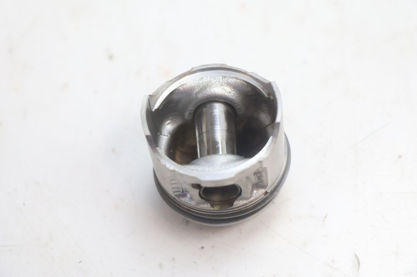 photo de REAR CYLINDER AND PISTON HONDA XLV VARADERO 125 (2007 - 2012) - Focus on structure