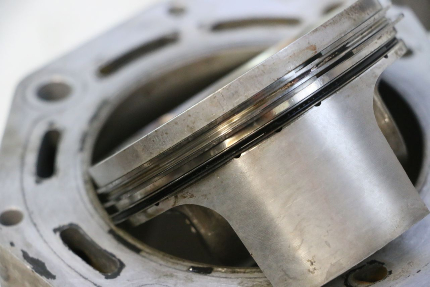photo de FRONT CYLINDER AND PISTON GILERA GP 800 (2007 - 2013) - Component zoom