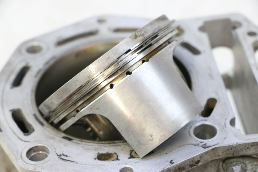 photo de FRONT CYLINDER AND PISTON GILERA GP 800 (2007 - 2013) - Detailed visual inspection