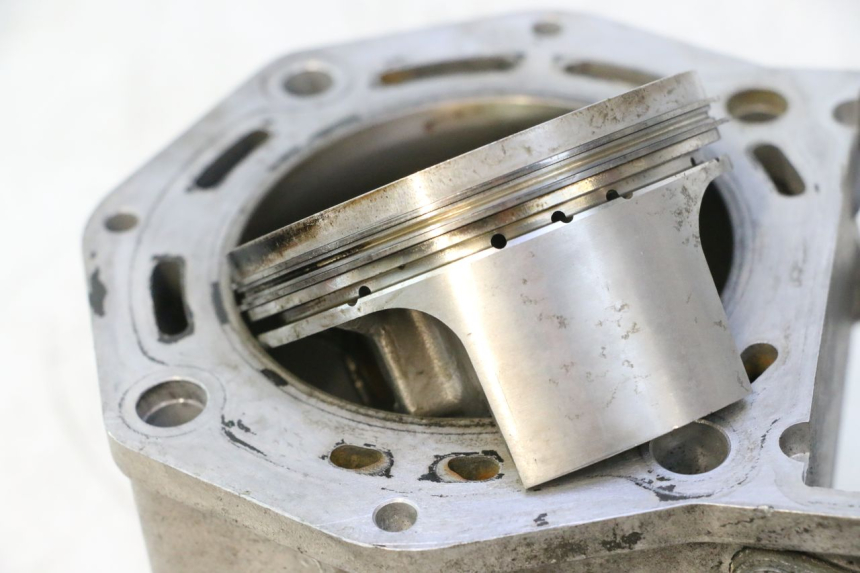 photo de FRONT CYLINDER AND PISTON GILERA GP 800 (2007 - 2013) - Focus on structure