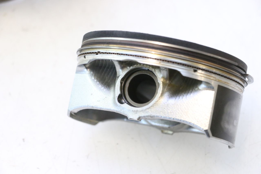 photo de FRONT CYLINDER AND PISTON HARLEY DAVIDSON ROAD GLIDE FLTRXSE 1920 (2018 - 2022) - Focus on structure