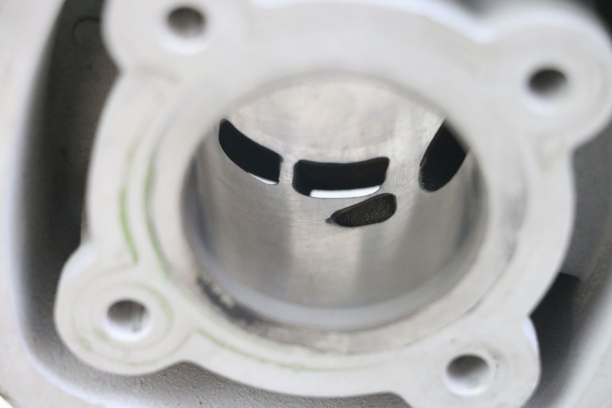photo de CYLINDER BARREL PISTON GILERA DNA 50 (2000 - 2007) - Fixing points details
