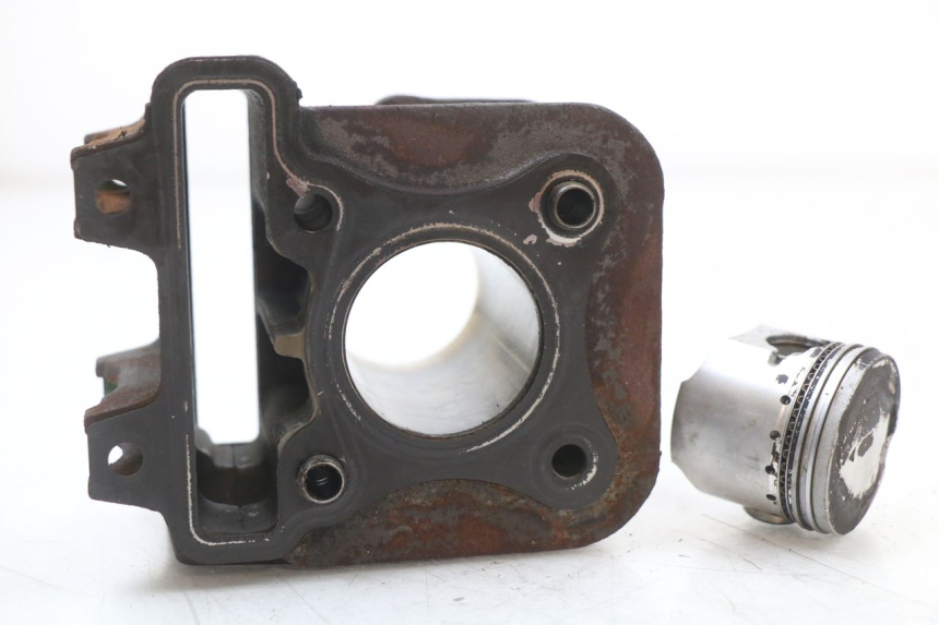 photo de CYLINDER BARREL PISTON PIAGGIO FLY 4T 50 (2004 - 2010) - Alternative perspective