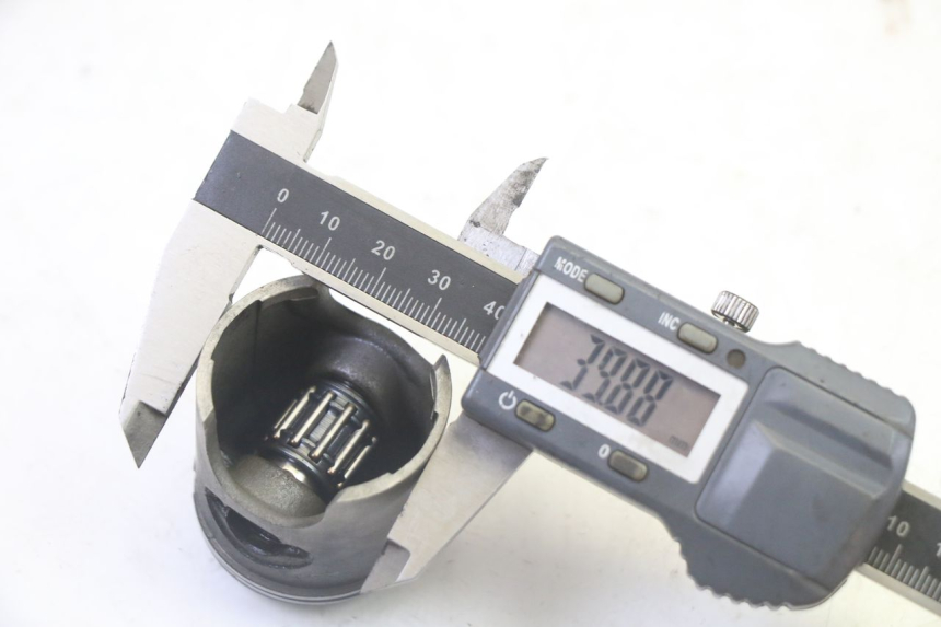 photo de CYLINDER BARREL PISTON PEUGEOT KISBEE 2T 50 (2010 - 2017) - Alternative angle