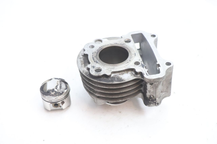 photo de CYLINDER BARREL PISTON PEUGEOT KISBEE 4T 50 (2010 - 2017) - Alternative perspective