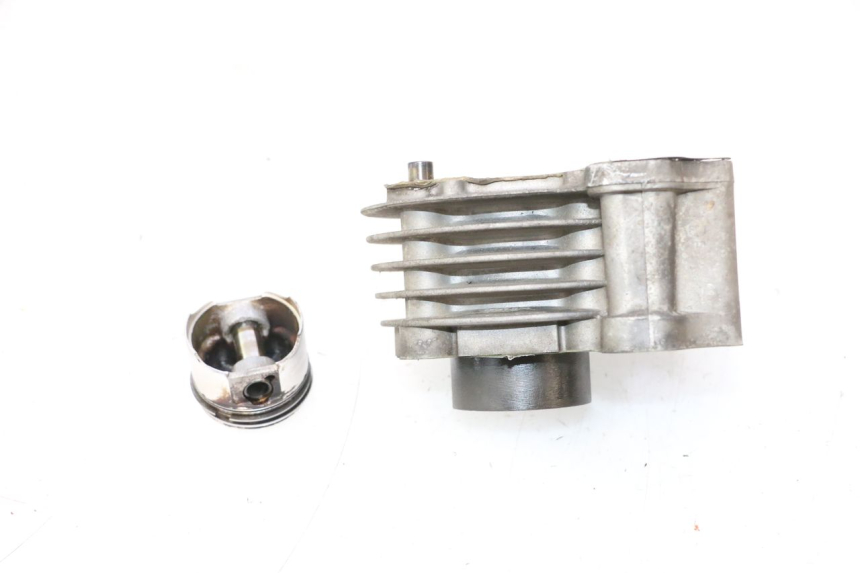 photo de CYLINDER BARREL PISTON PEUGEOT KISBEE 4T 50 (2010 - 2017) - High-resolution close-up