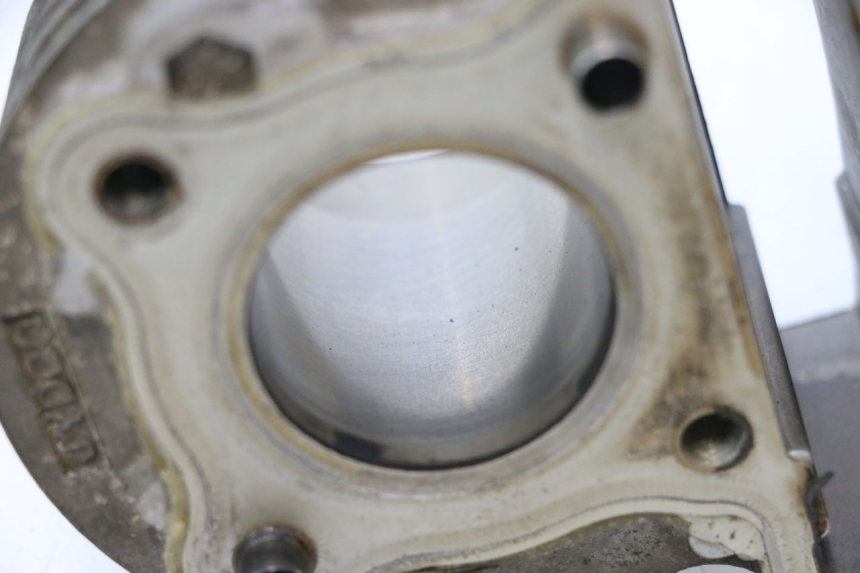 photo de CYLINDER BARREL PISTON PEUGEOT KISBEE 4T 50 (2010 - 2017) - Fixing points details