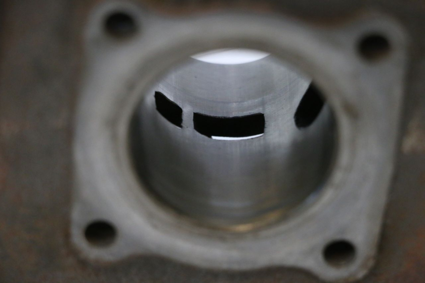 photo de CYLINDER PISTON PEUGEOT LUDIX 50 (2008 - 2017) - Surface and material condition
