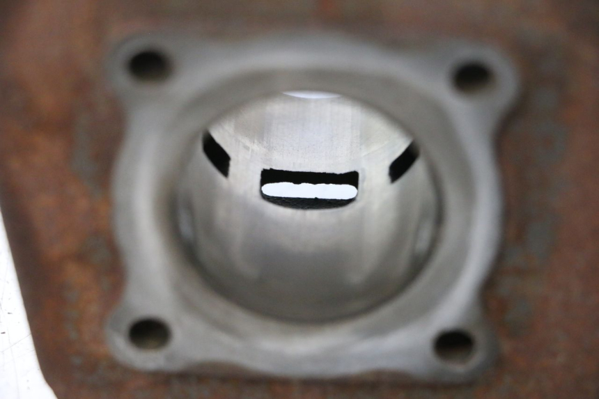 photo de CYLINDER BARREL PISTON PEUGEOT LUDIX 50 (2005 - 2007) - Fixing points details
