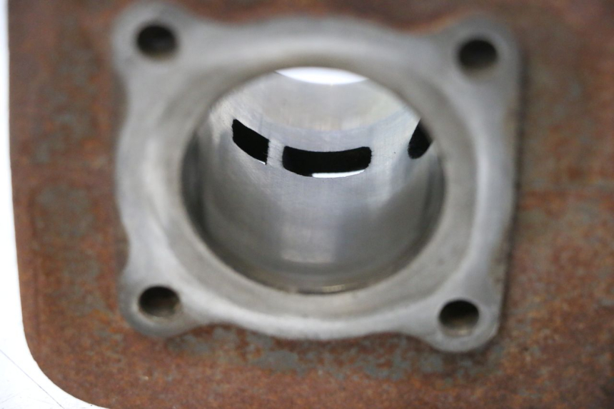 photo de CYLINDER BARREL PISTON PEUGEOT LUDIX 50 (2005 - 2007) - Surface and material condition