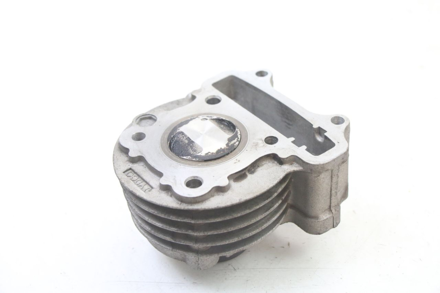 photo de CYLINDER BARREL PISTON PEUGEOT KISBEE 4T 50 (2010 - 2017) - Alternative perspective