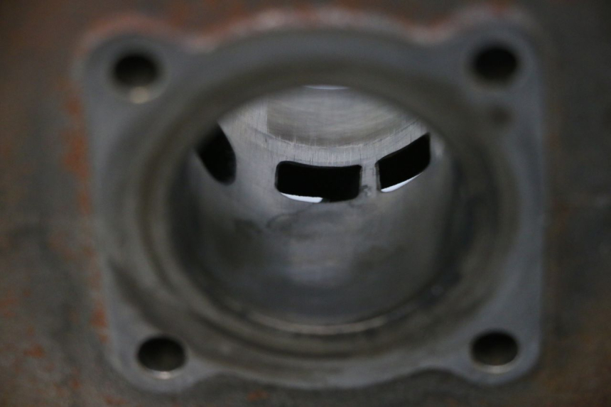 photo de CYLINDER BARREL PISTON PEUGEOT SPEEDFIGHT 2 AC 50 (2000 - 2009) - Fixing points details
