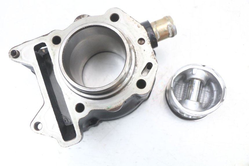photo de CYLINDER PISTON PIAGGIO X8 125 (2004 - 2007) - Additional view of the item