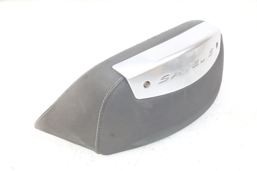 photo de BACKREST PEUGEOT SATELIS 125 (2013 - 2018) - Surface and material condition