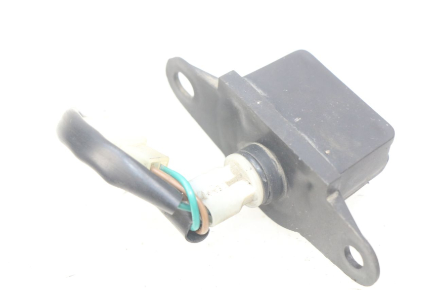 photo de LICENSE PLATE LIGHT HONDA FES PANTHEON 2T 125 (1998 - 2002) - Zoom on usage condition