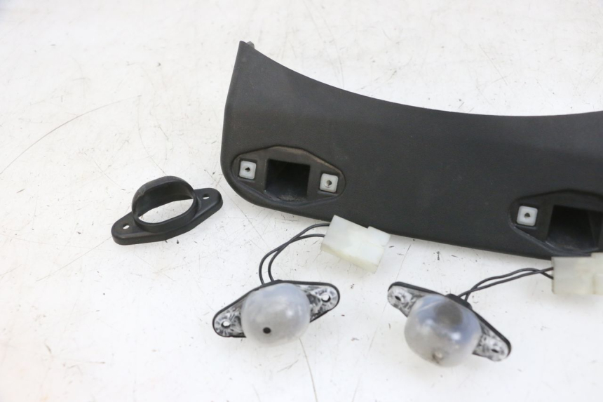 photo de NUMBER PLATE LIGHTING PIAGGIO MP3 RL 250 (2006 - 2010) - Fixing points details