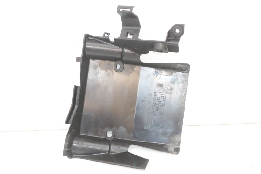 photo de RADIATOR SCOOP YAMAHA XMAX X-MAX ABS 125 (2017 - 2020) - Alternative perspective