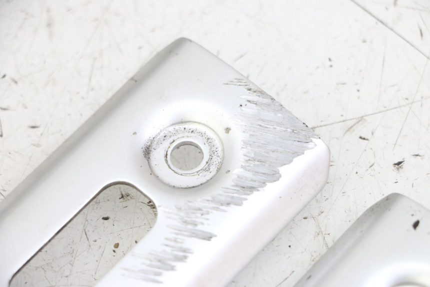 photo de RADIATOR SCOOP YAMAHA FZS FAZER 600 (2001 - 2003) - Fixing points details