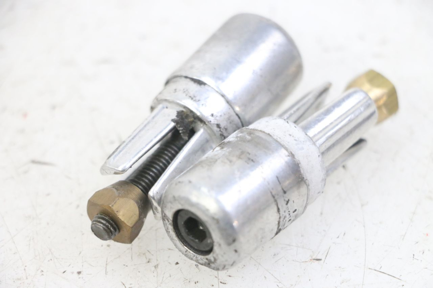 photo de HANDLEBAR ENDS PEUGEOT ELYSTAR 125 (2002 - 2007) - Zoom on usage condition