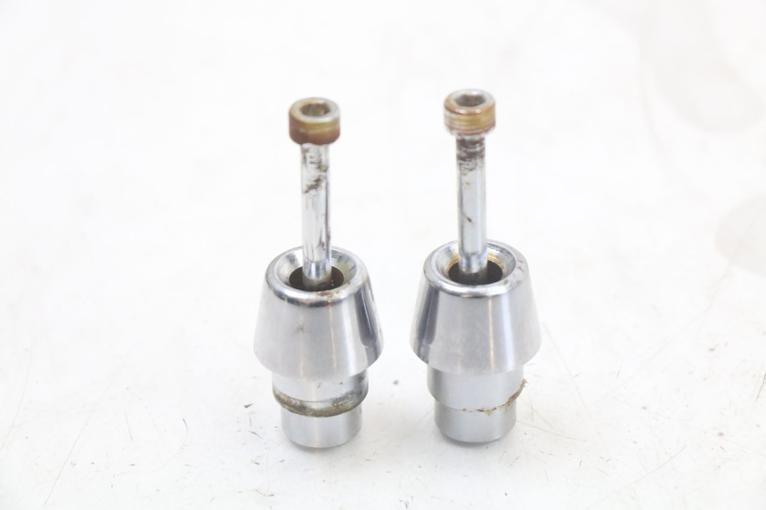 photo de HANDLEBAR END PEUGEOT KISBEE 2T 50 (2010 - 2017) - Zoom on usage condition