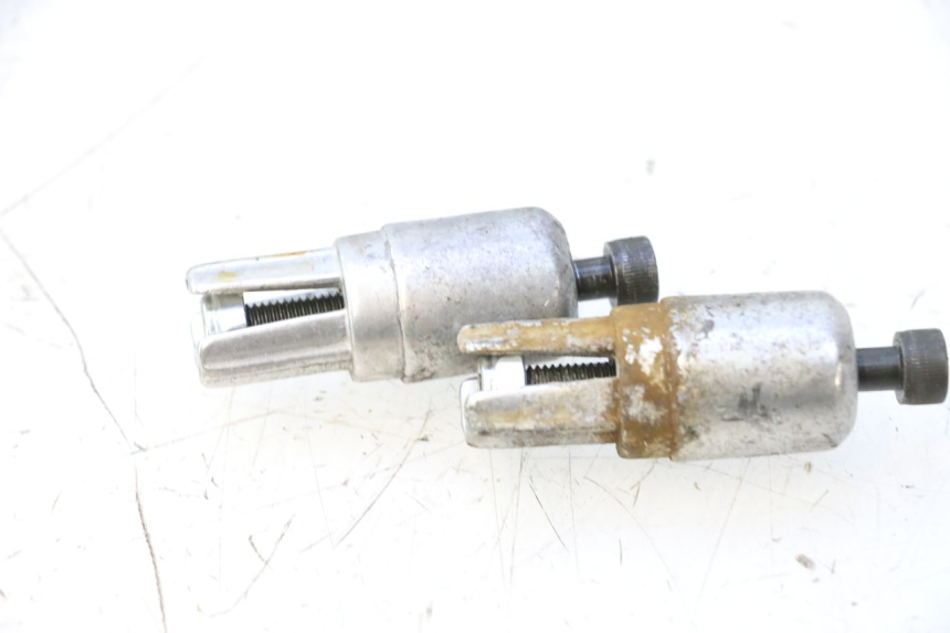 photo de HANDLEBAR END YAMAHA YP MAJESTY 125 (2002 - 2006) - Zoom on usage condition