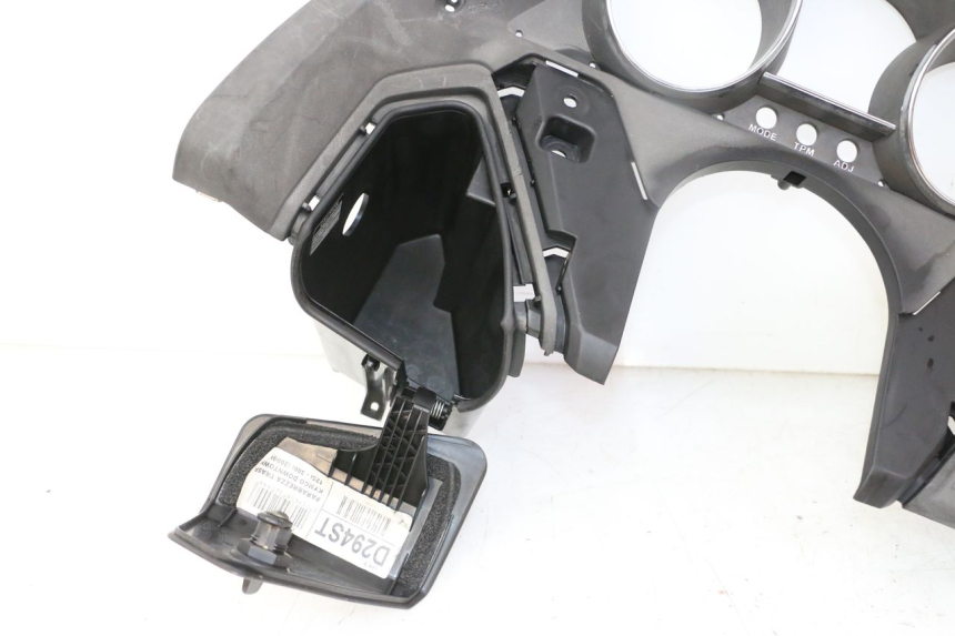 photo de SPEEDOMETER SURROUND KYMCO DINK STREET 125 (2009 - 2014) - High-resolution close-up