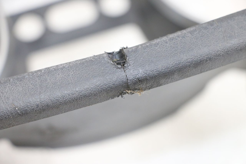 photo de SPEEDOMETER SURROUND PIAGGIO MP3 125 (2006 - 2014) - Fixing points details