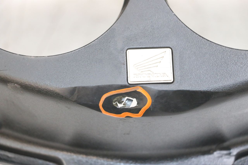 photo de SPEEDOMETER SURROUND HONDA NTV DEAUVILLE 650 (1998 - 2001) - Fixing points details