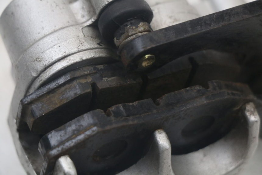 photo de REAR BRAKE CALIPER JONWAY AZTRAL 125 (2008 - 2017) - Fixing points details