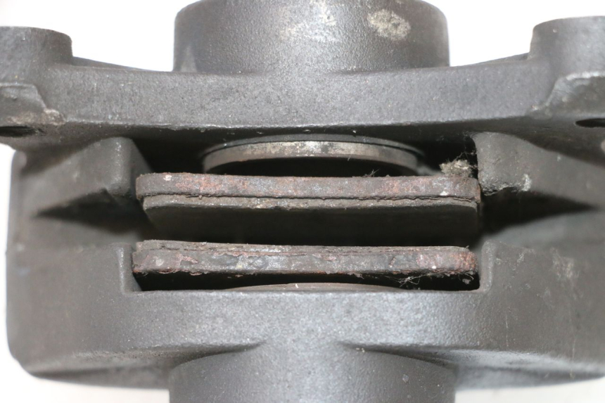 photo de REAR BRAKE CALIPER PEUGEOT SATELIS COMPRESSOR K15 125 (2006 - 2009) - Alternative perspective