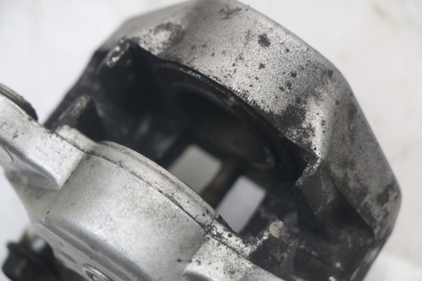 photo de REAR BRAKE CALIPER YAMAHA XMAX X-MAX 125 (2006 - 2009) - Fixing points details