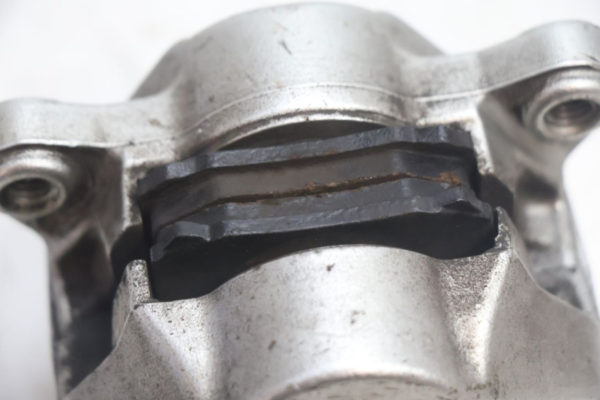 photo de REAR BRAKE CALIPER YAMAHA YP MAJESTY 125 (2002 - 2006) - Fixing points details