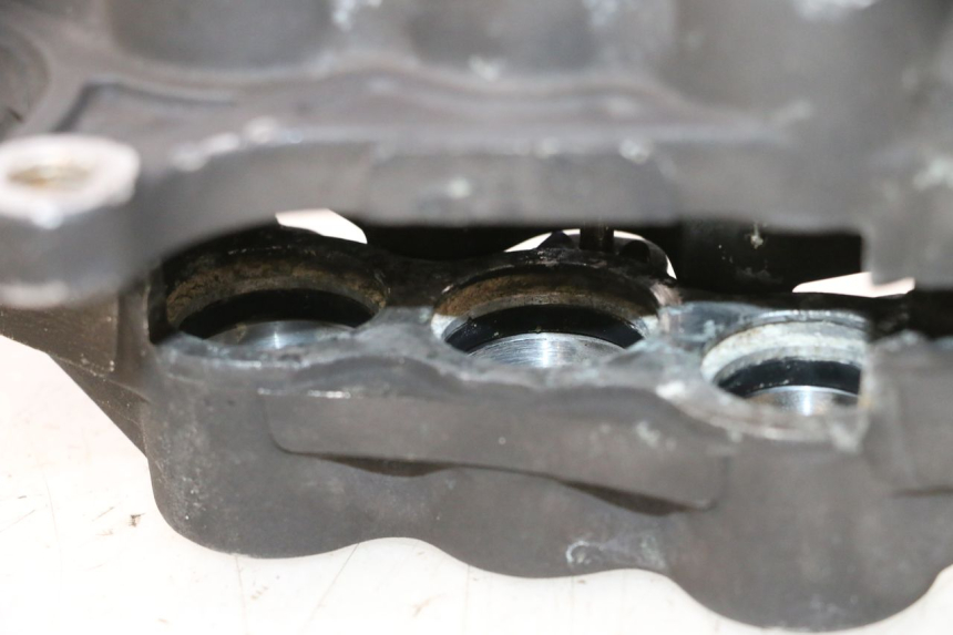 photo de FRONT BRAKE CALIPER SUZUKI GSF N BANDIT 1200 (2001 - 2005) - Technical close-up