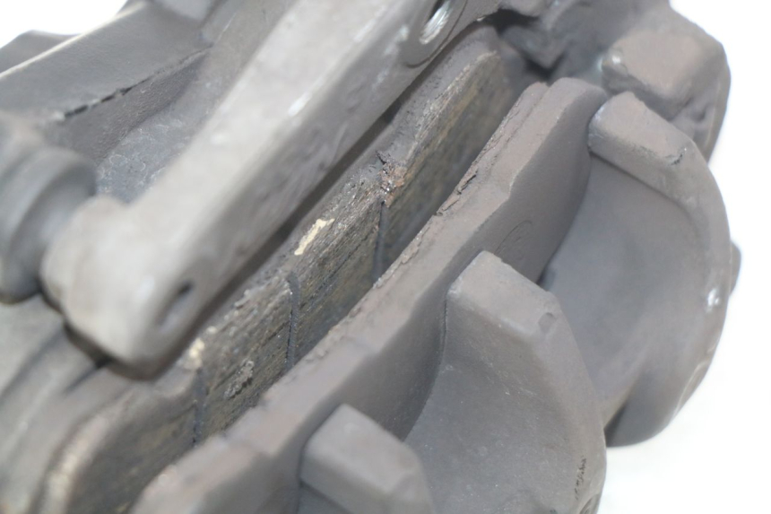 photo de FRONT BRAKE CALIPER SUZUKI SIXTEEN 125 (2008 - 2010) - Alternative perspective