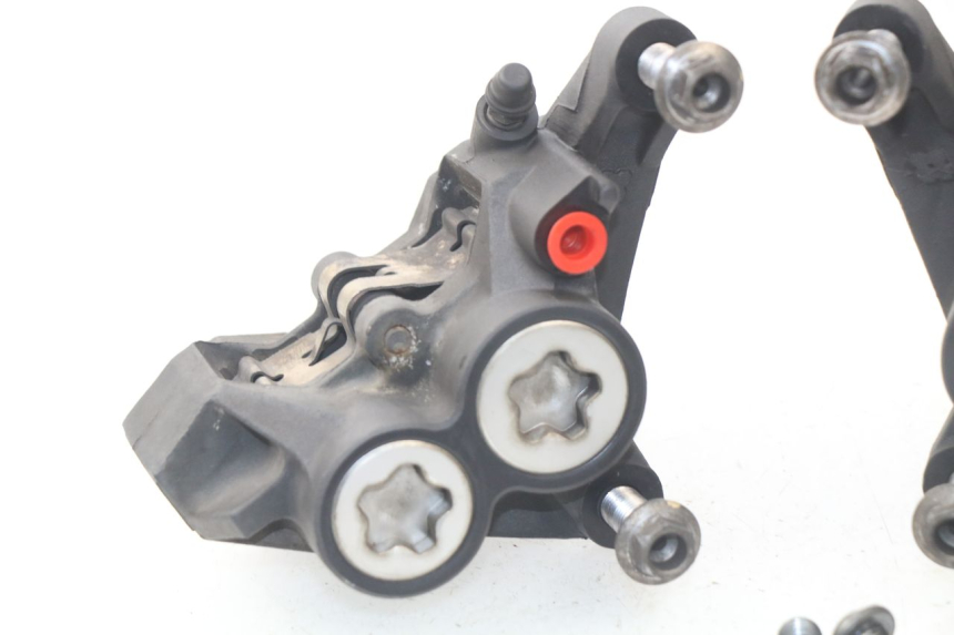 photo de FRONT BRAKE CALIPER YAMAHA TDM ABS 900 (2002 - 2014) - Fixing points details