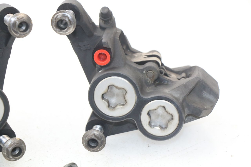 photo de FRONT BRAKE CALIPER YAMAHA TDM ABS 900 (2002 - 2014) - Surface and material condition