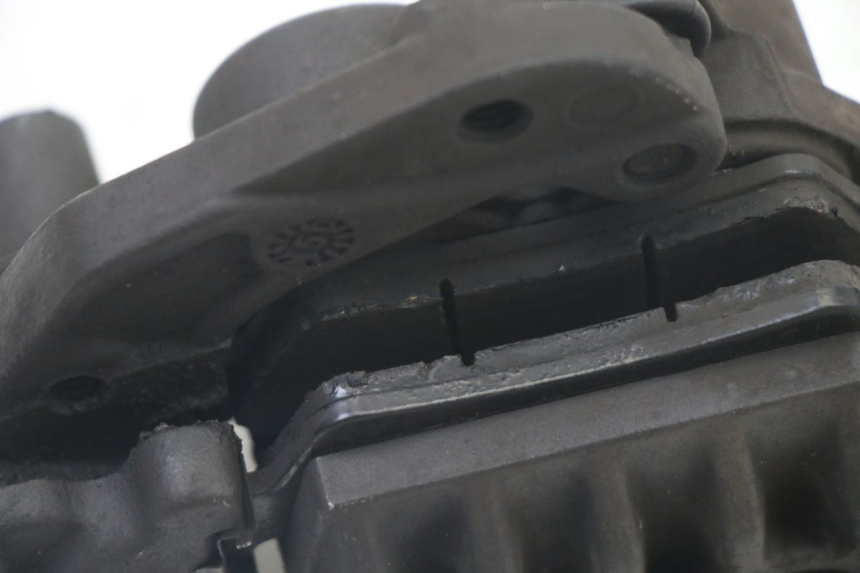 photo de FRONT BRAKE CALIPER SUZUKI UH BURGMAN 125 (2002 - 2006) - Fixing points details