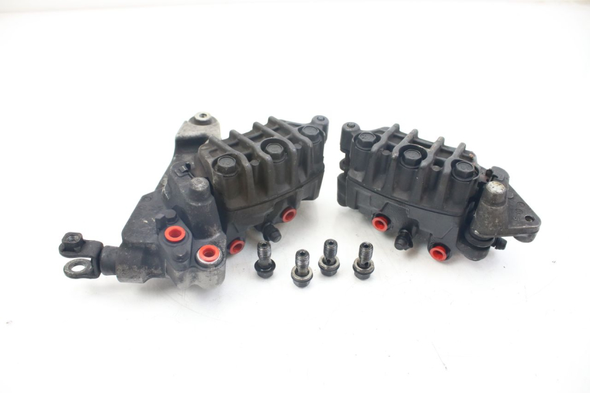 photo de FRONT BRAKE CALIPER HONDA VFR FI RC46 800 (1998 - 2001) - Technical close-up