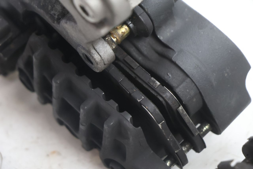 photo de FRONT BRAKE CALIPER HONDA VFR FI RC46 800 (1998 - 2001) - Distinctive features