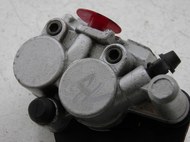 photo de FRONT BRAKE CALIPER YIYING YY 125 T-10 125 (2006 - 2012) - Alternative perspective